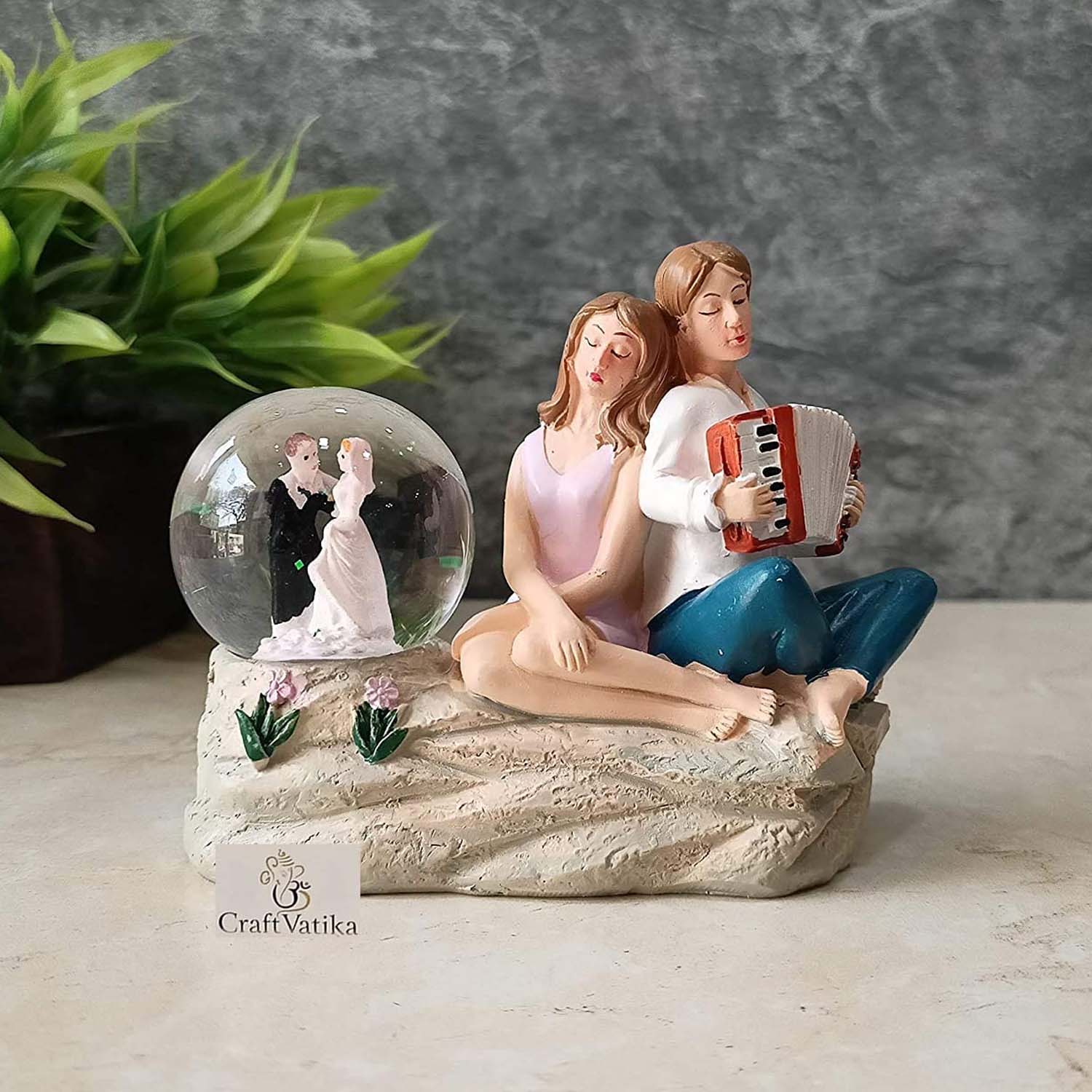 Resin Miniature Couple Statue with Crystal Ball Showpiece