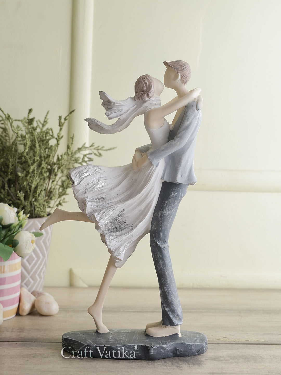 Romantic Love Couple Resin Decorative Showpiece